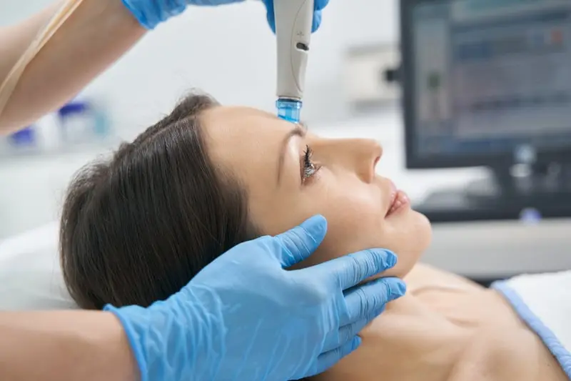 soin hydrafacial sur une jeune femme