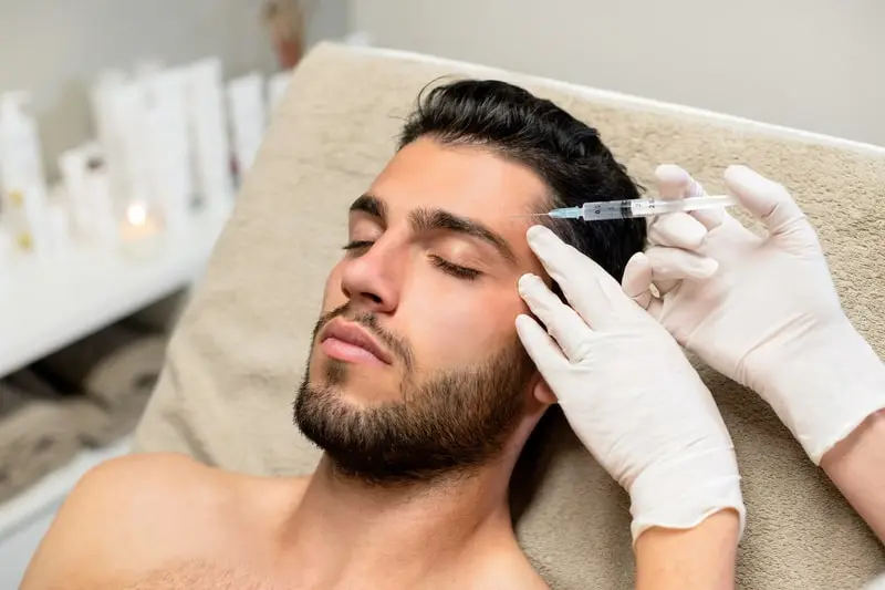 injection de botox sur un jeune homme